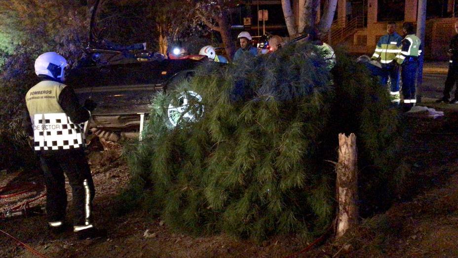 Un muerto y un herido grave al chocar un coche contra un árbol en Madrid