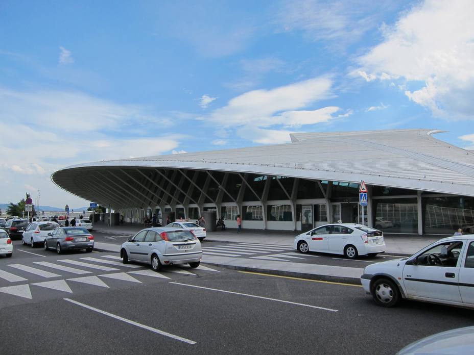 Un vuelo Murcia-Londres aterriza en el Aeropuerto de Bilbao para expulsar a un viajero conflictivo