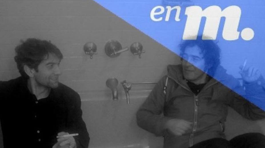 Jorge Suárez y Suso Basterrechea fumando en la bañera de Alcaldía del Ayuntamiento de Ferrol