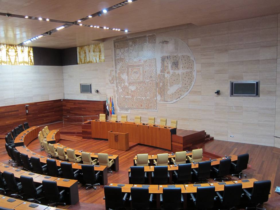 A.- En Extremadura, con el 21,62% escrutado, el PSOE obtendría mayoría absoluta con 34 diputados, y PP bajaría a 18