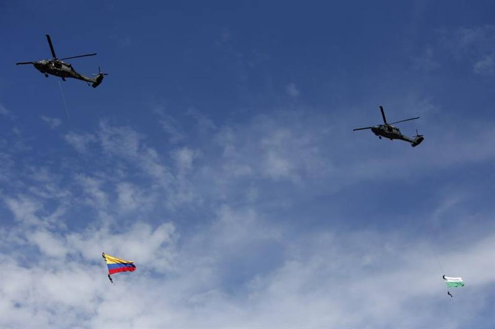 La muerte de dos militares al caer de un helicóptero durante un desfile que ha conmocionado a los espectadores