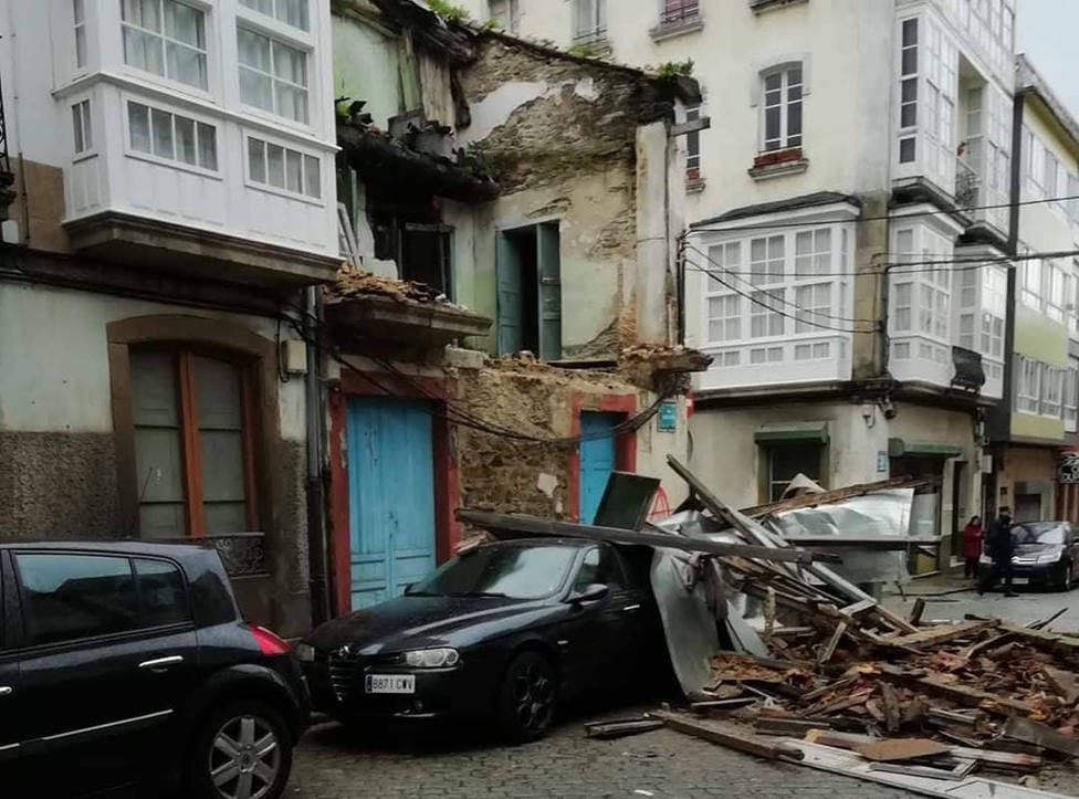 Un vehículo quedó sepultado parcialmente bajo los escombros - FOTO: Tráfico Ferrolterra