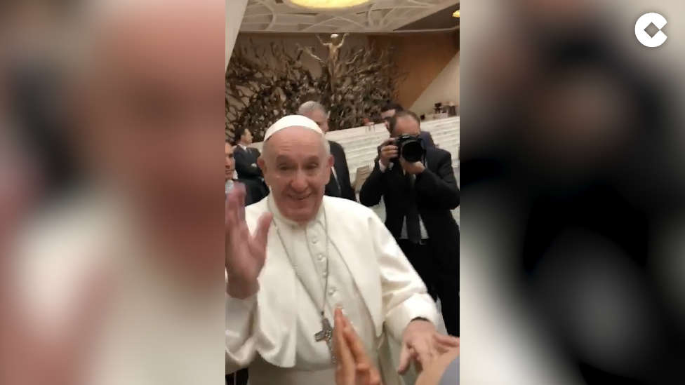 El mágico momento en el que el Papa Francisco saluda a los alumnos del Máster COPE de Radio