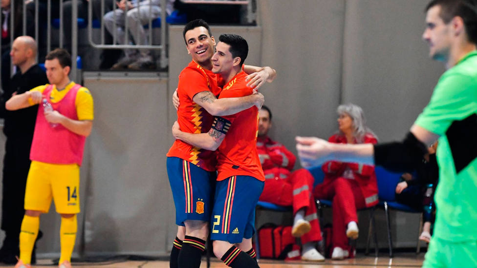Sergio Lozano y Carlos Ortiz se abrazan tras uno de los tres goles de España a Ucrania (SeFutbol)