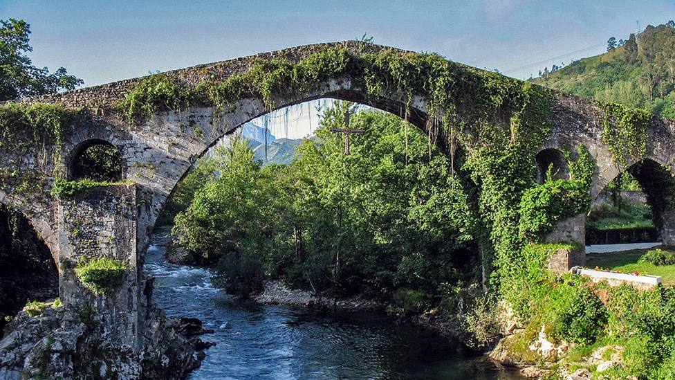 Puente romano sobre el río Sella a su paso por Cangas de Onís