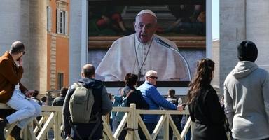 Pocos fieles en la Plaza de San Pedro que han visto al Papa desde las pantallas