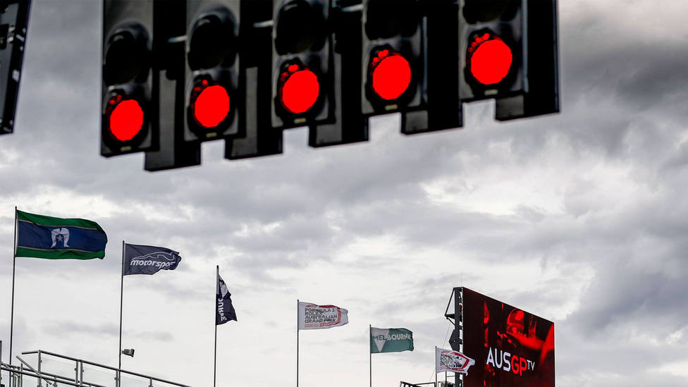 Semáforos en rojo en el circuito de Melbourne. CORDONPRESS