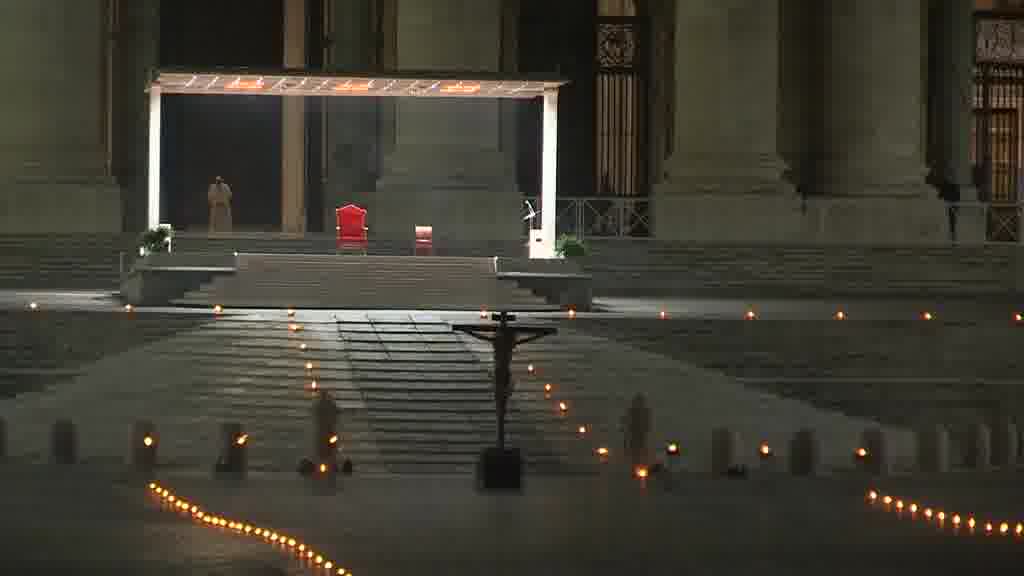 Vía Crucis presidido por el Papa Francisco en la Plaza de San Pedro