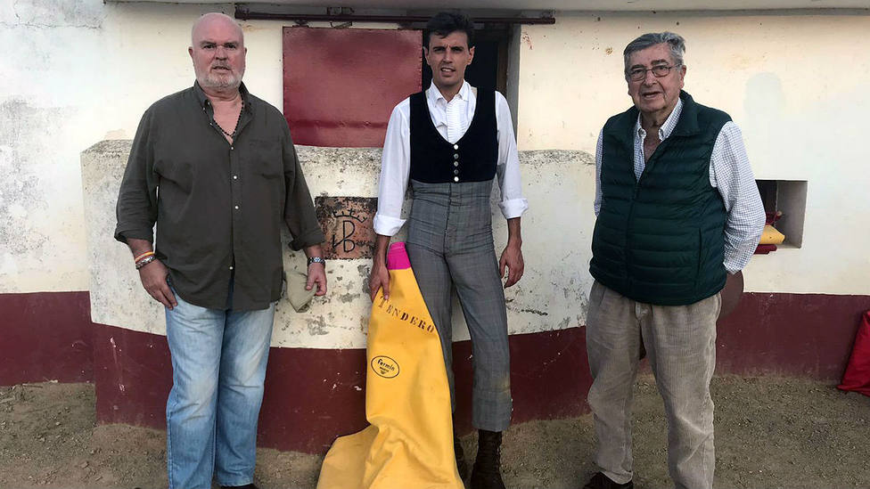 Miguel Tendero, flanqueado por su nuevo apoderado Alfonso Romero y el ganadero Sáncho Dávila