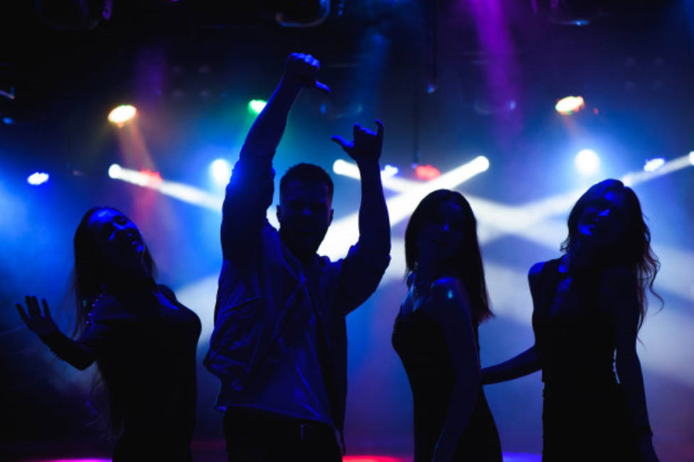 Jóvenes bailando en una discoteca (foto recurso)