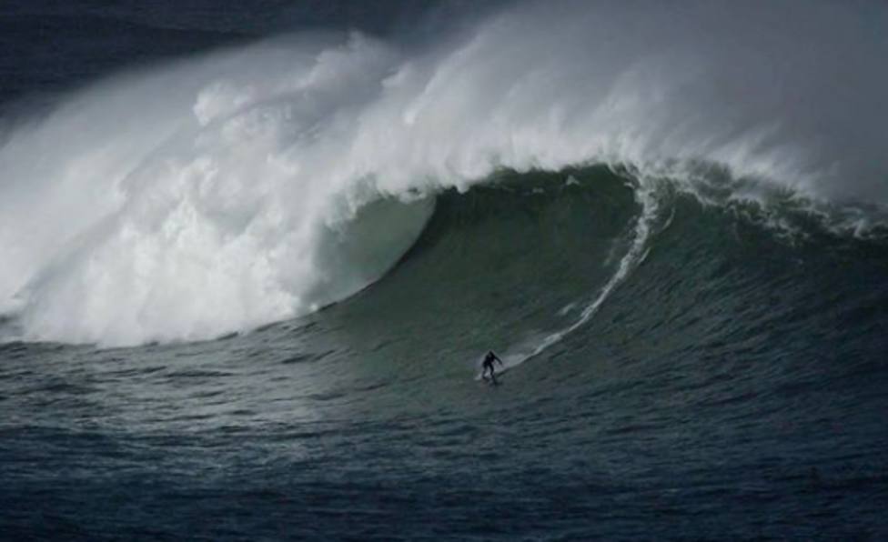 El surfista Natxo González desafió al huracán Epsilon con olas de más de 10 metros