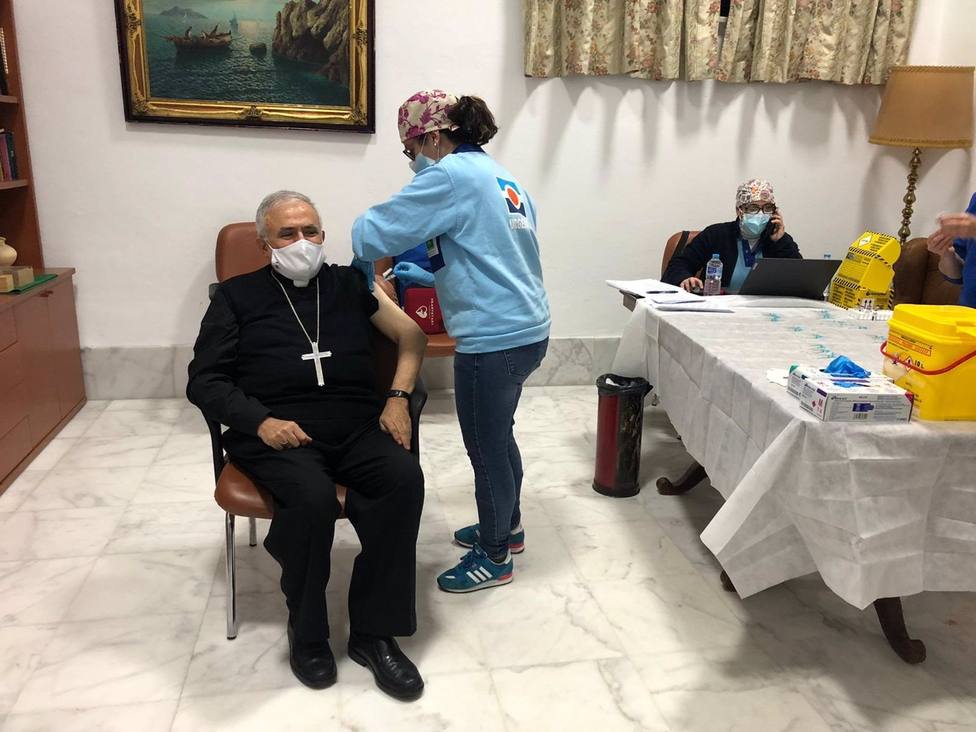 El obispo de Córdoba recibe la primera dosis de la vacuna contra el covid