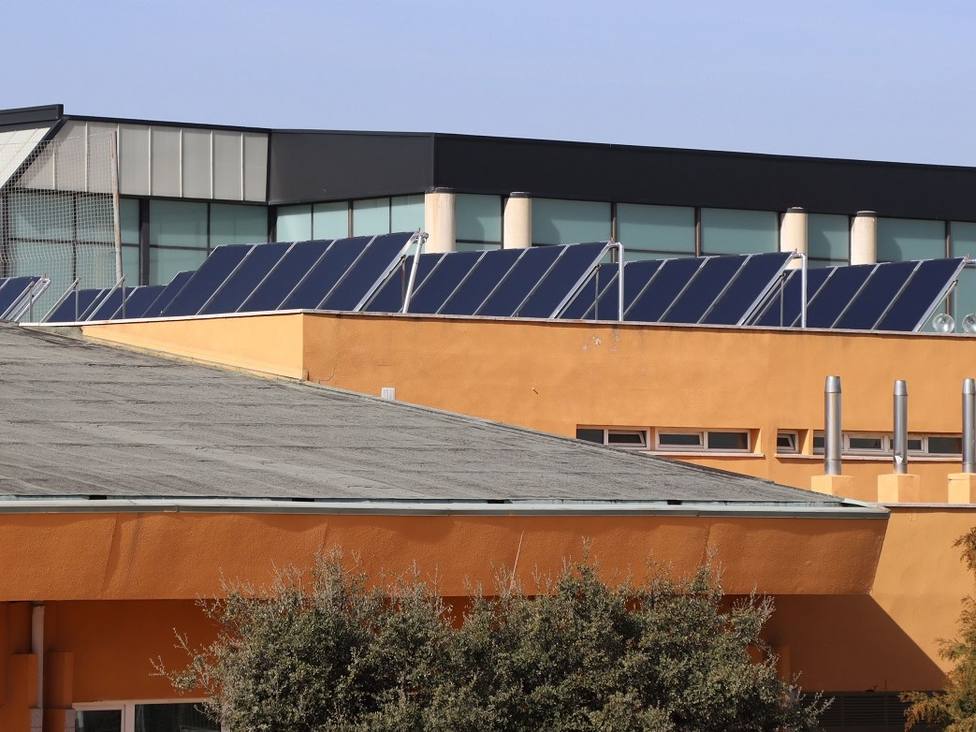 Galapagar instala 40 paneles solares en la piscina municipal