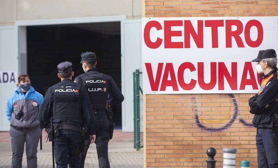 Policías nacionales acuden a un centro de vacunación