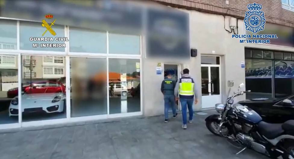 La entrada de los agentes a la compra-venta de Cabanas - FOTO: Guardia Civil