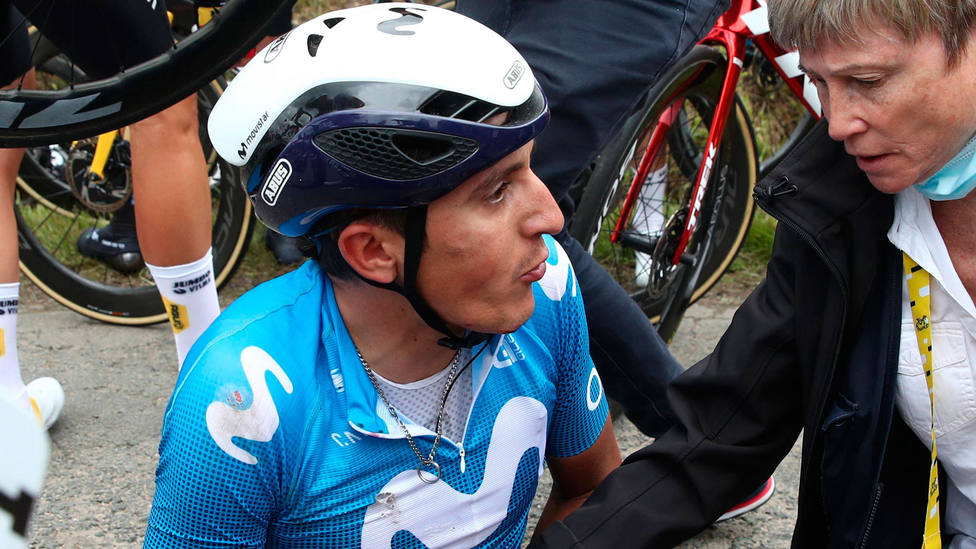 Marc Soler, durante la caída provocada por una espectadora en el Tour de Francia 2021. CORDONPRESS