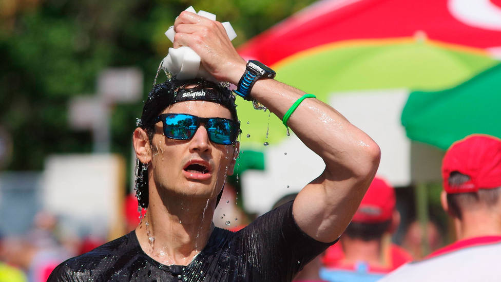 Un participante de un maratón en Hamburgo se refresca con una esponja durante el recorrido