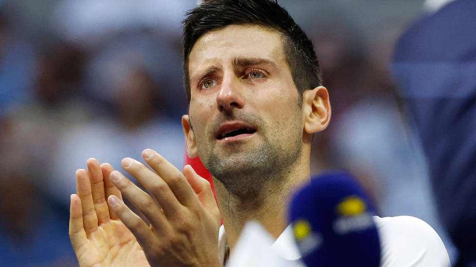 Novak Djokovic, entre lágrimas, aplaude la victoria de Medvedev en la final del US Open. EFE