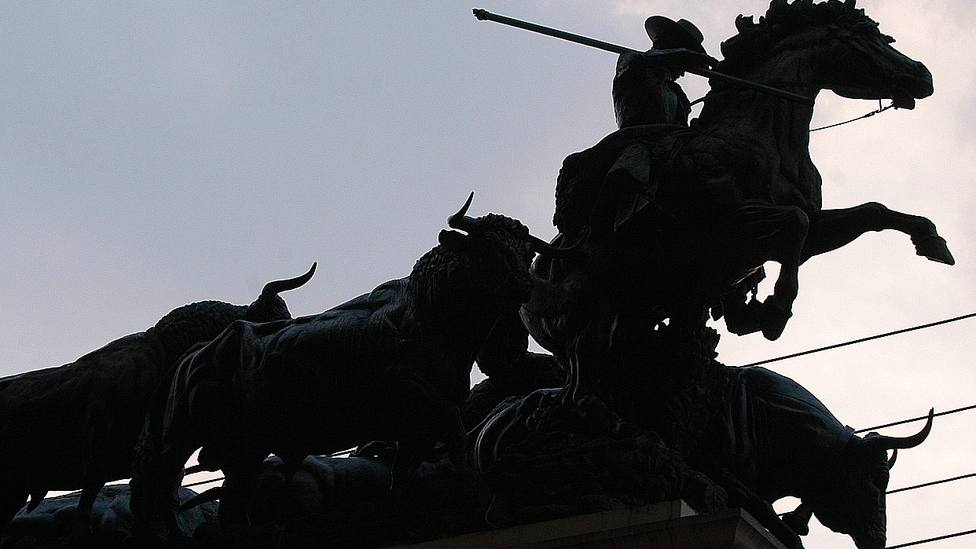 Monumento al toro bravo en los exteriores de la Monumental de México