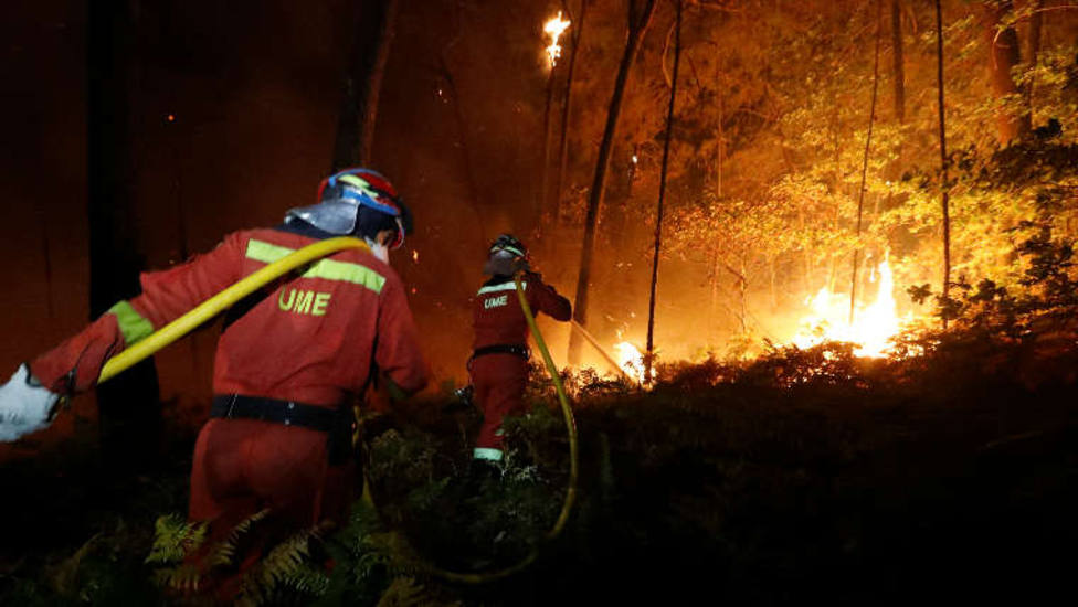 Efectivos de la UME colaboran en los trabajos de extinción del fuego en O Courel
