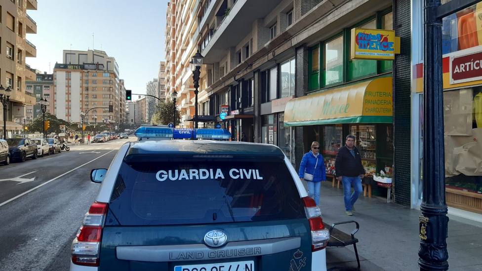 Vehículo de la Guadia Civil en la calle Menéndez Pelayo