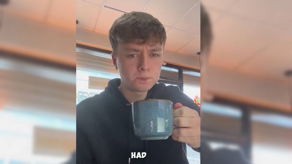 Un joven británico va a desayunar a un bar con malas reseñas y alucina por el café que le ponen