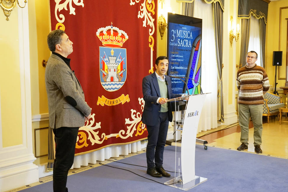 García Cadiñanos, Rey Varela y Brage durante la presentación en el Ayuntamiento