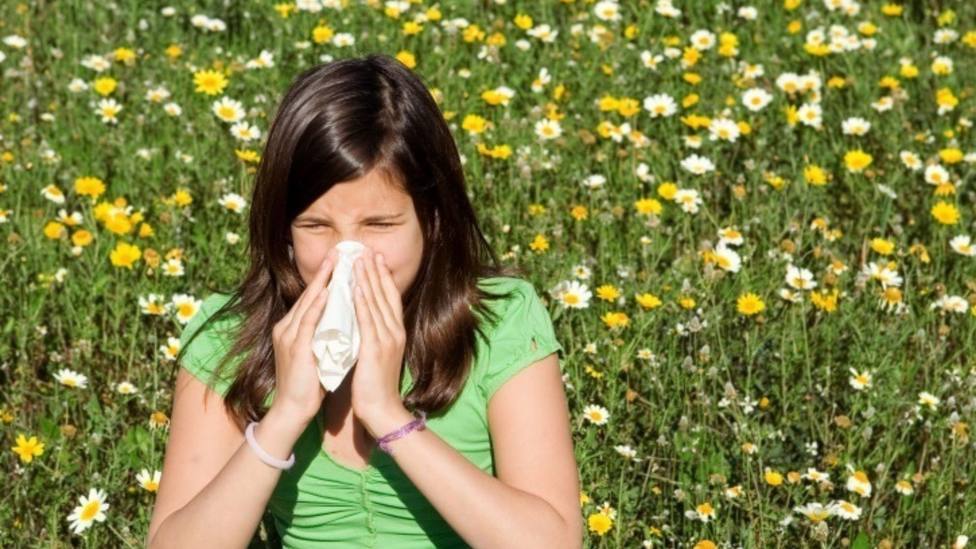 Una persona se suena los mocos por culpa de la alergia