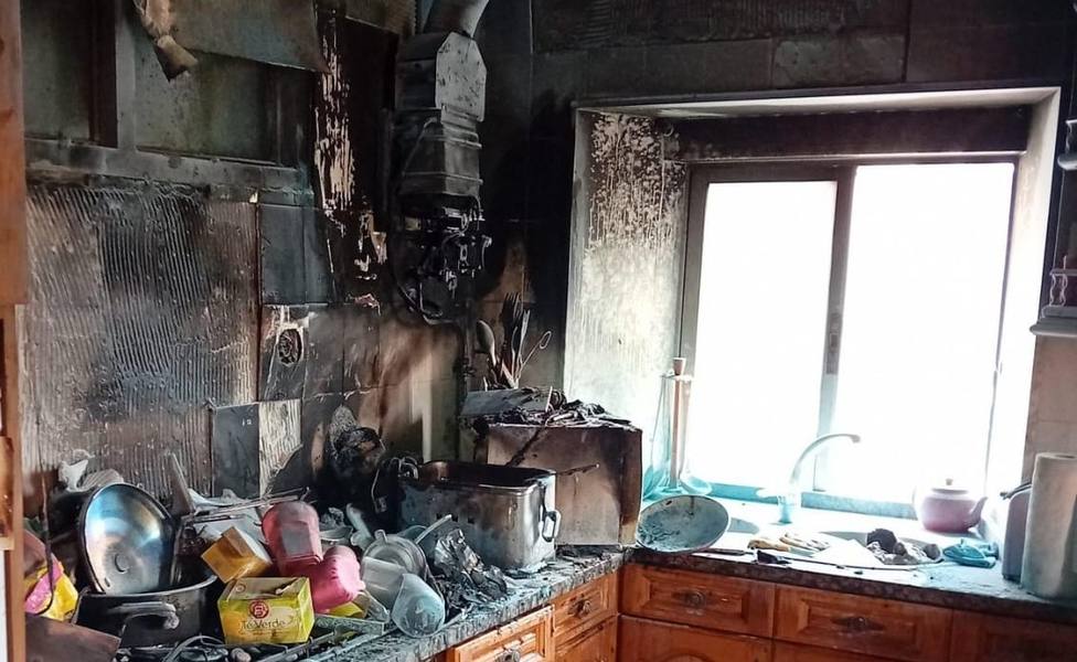 La cocina resultó bastante dañada a causa de las llamas - FOTO: Bombeiros do Eume