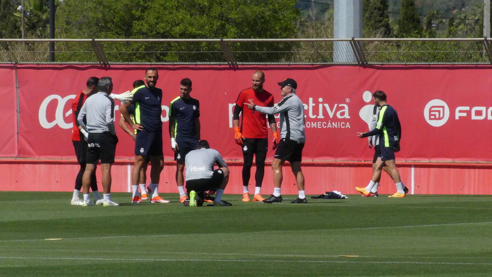 Javier Aguirre, hablando con sus jugadores antes del entrenamiento