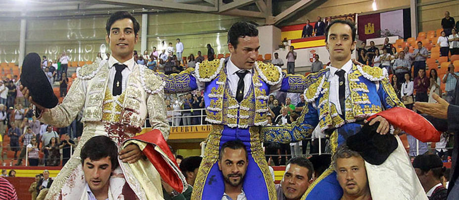 Gómez del Pilar, Raúl Rivera y Cristian Escribano en su salida a hombros en la Corrida Total de Illescas. TESEO COMUNICACIÓN