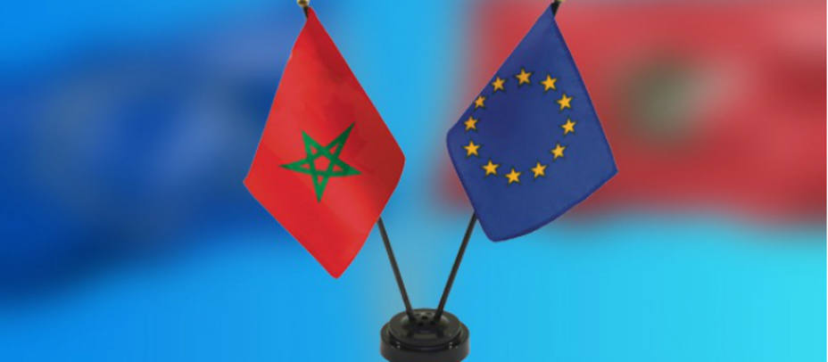 Banderas de Marruecos y la Unión Europea.