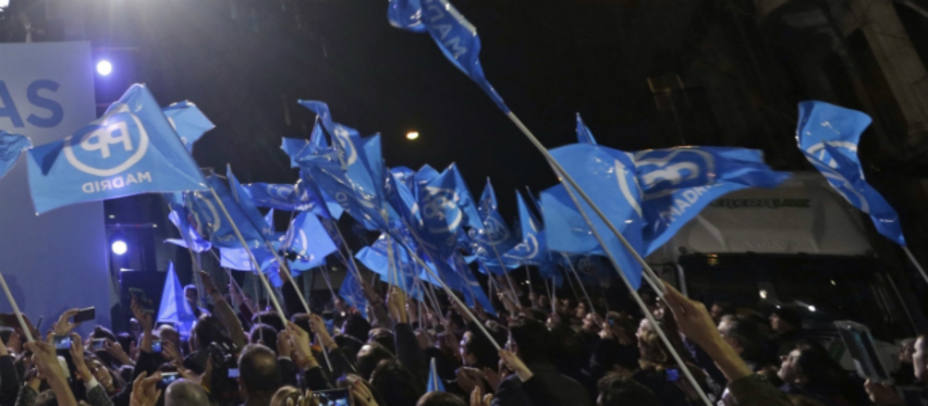 Imagen de las banderas del PP durante la campaña electoral. PP