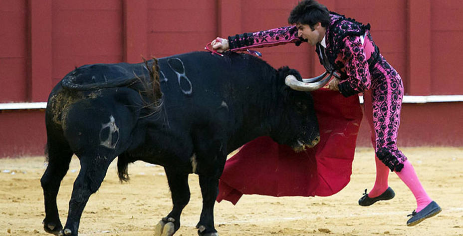 Cayetano Rivera entrando a matar al primer toro de su lote este sábado en Málaga. EFE