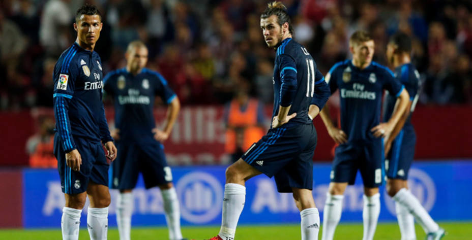 El Real Madrid saca de centro tras un gol del Sevilla (Foto: Reuters)