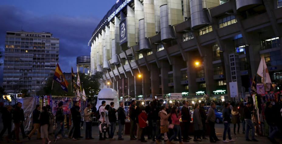 El Santiago Bernabéu, blindado para el Clásico. REUTERS