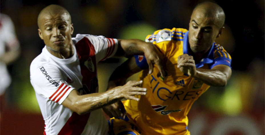 Carlos Sánchez y Guido Pizarro luchan por un balón en el partido de ida. (Foto: reuters)