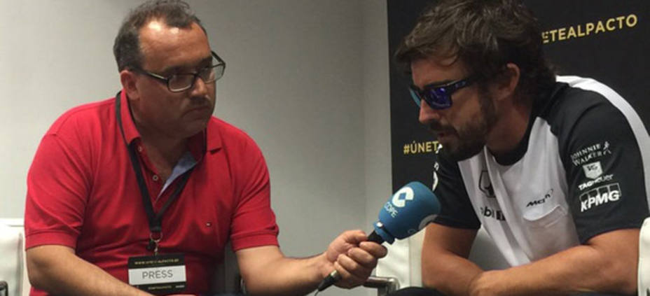 Fernando Alonso, junto al periodista de la Cadena Cope Carlos Miquel