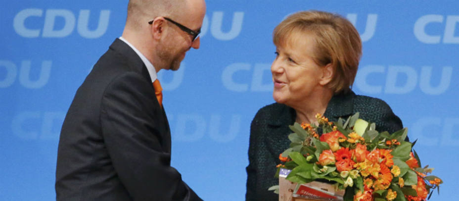 Ángela Merkel con el secretario general del CDU, Peter Tauber. REUTERS