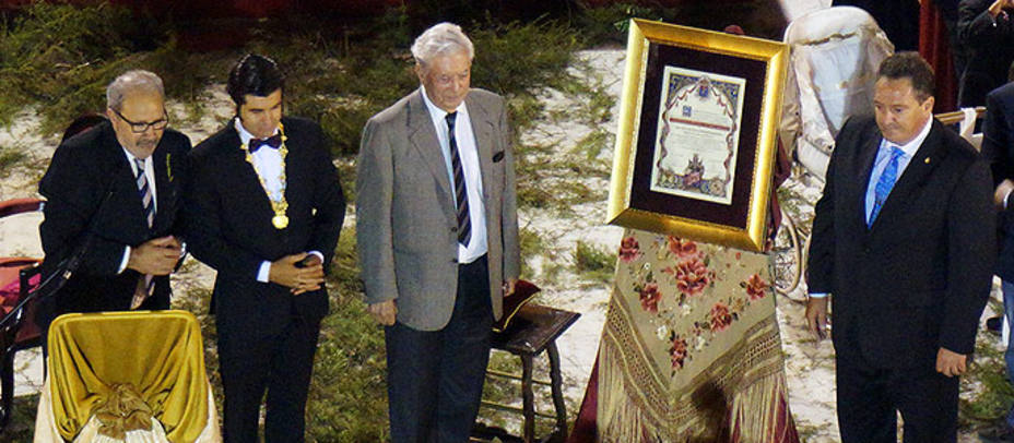Morante de la Puebla y Vargas Llosa durante el acto en la localidad sevillana. @MoranteTour2014