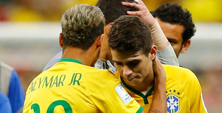 Neymar trata de consolar a Óscar tras la derrota ante Holanda. Reuters.