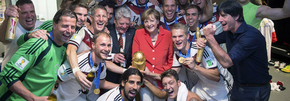 La canciller alemana, Angela Merkel, con los suyos en el vestuario de los flamantes campeones del mundo (Reuters)