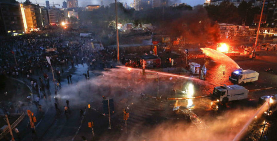 Cañones de agua que estos días está utilizando la policía turca para dispersar a los manifestantes. REUTERS
