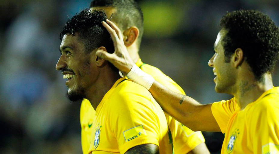 Paulinho y Neymar celebran un gol