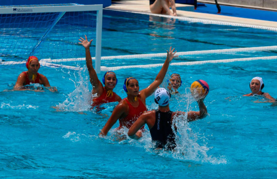El equipo femenino de Waterpolo durante el partido frente a Nueva Zelanda