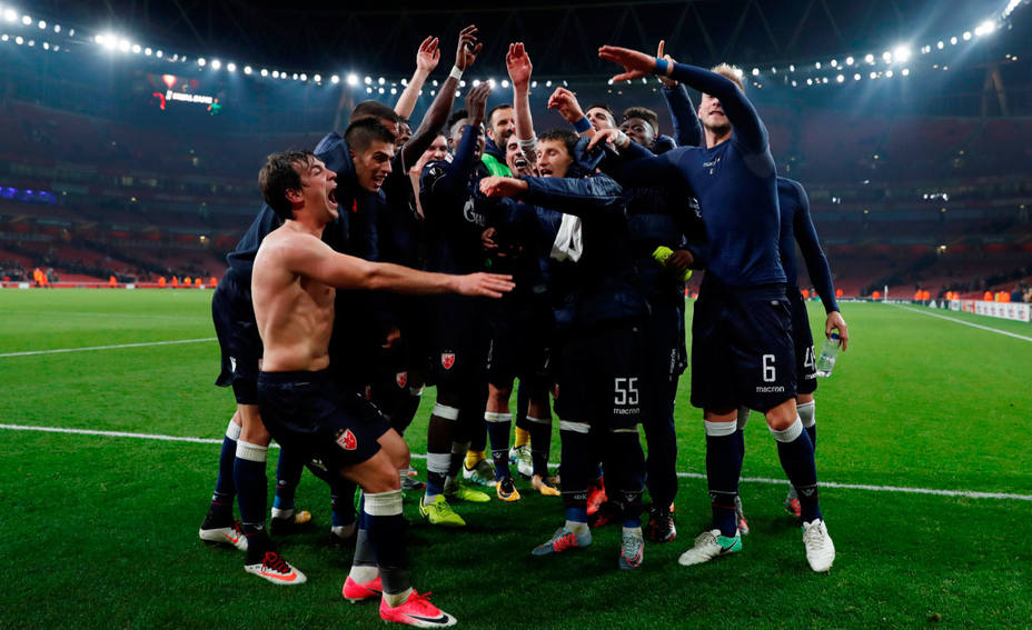 El Arsenal celebra el pase a 1/16 de final de la Europa League. REUTERS
