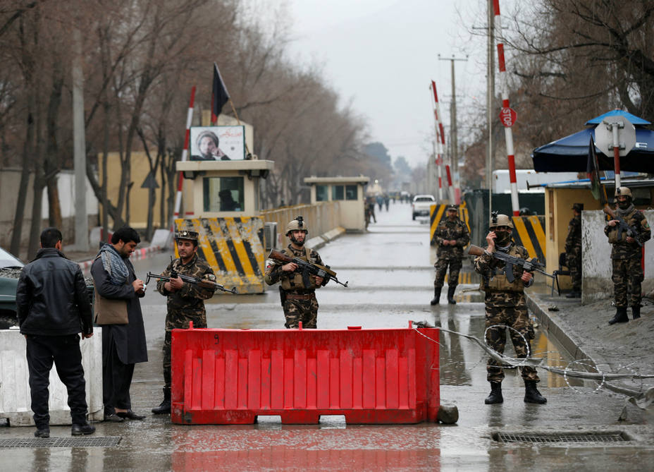 Fuerzas de Seguridad de Afgniastán cerca de donde se ha producido el ataque talibán. REUTERS