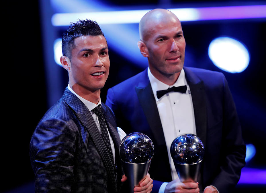 Cristiano Ronaldo y Zinedine Zidane en la gala de entrega del premio The Best.