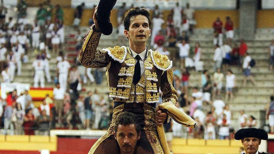 Juan del Álamo en su salida a hombros en la plaza de toros de Íscar