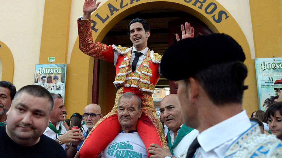 Alberto López Simón en su salida a hombros este viernes en Huesca